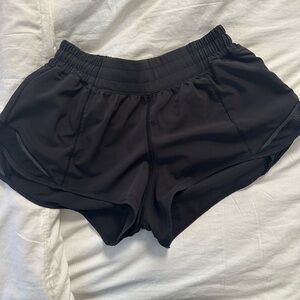 BLACK LULULEMON 2.5” HOTTY HOTS